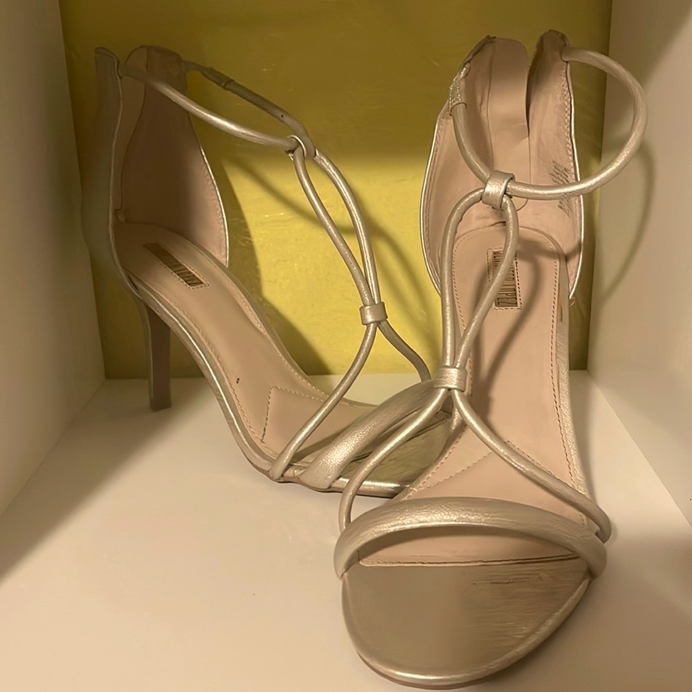Jennifer Lopez barley worm heels.. Super cute light gold color…